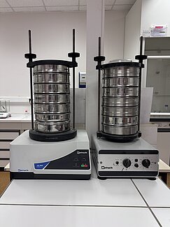 Photos de deux colonnes de tamis utilisées pour déterminer la taille des grains pour les fractions granulométriques supérieures à 2mm