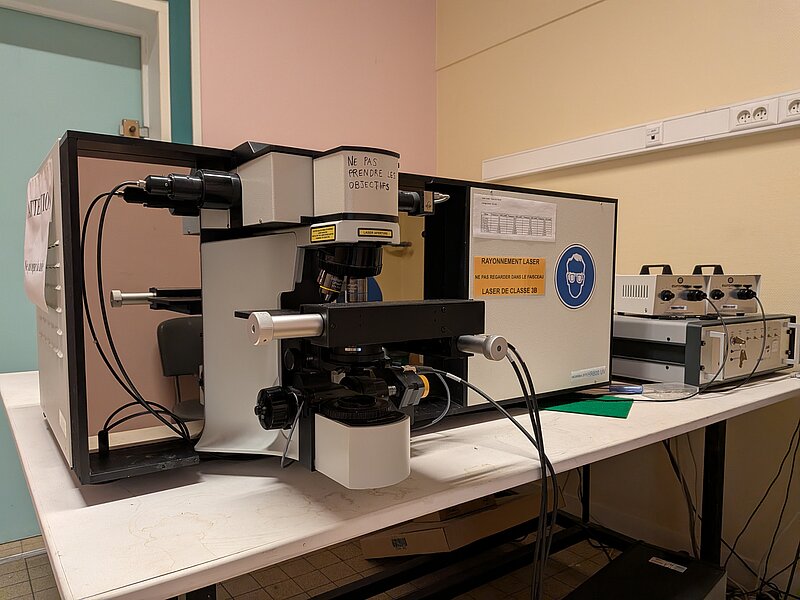 Photo d'un microscope Raman