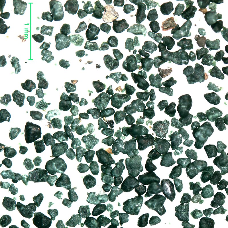 Photo de grains de glauconie séparés au Frantz - vus à la loupe binoculaire (grossissement à préciser)