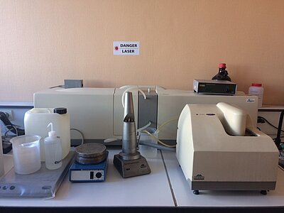 Photo d'un granulomètre laser de marque Malvern en arrière plan, équipé d'une cuve de dispersion par voie humide Hydro 2000 à droite de l'image et d'une micro-cuve pour les échantillons de petit volume à gauche. 